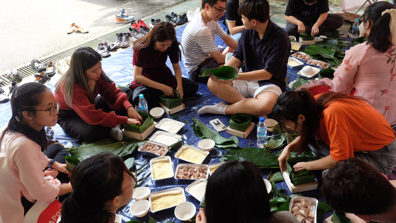 Các bạn trẻ cùng tham gia gói bánh chưng. Các bạn trẻ cùng tham gia gói bánh chưng.