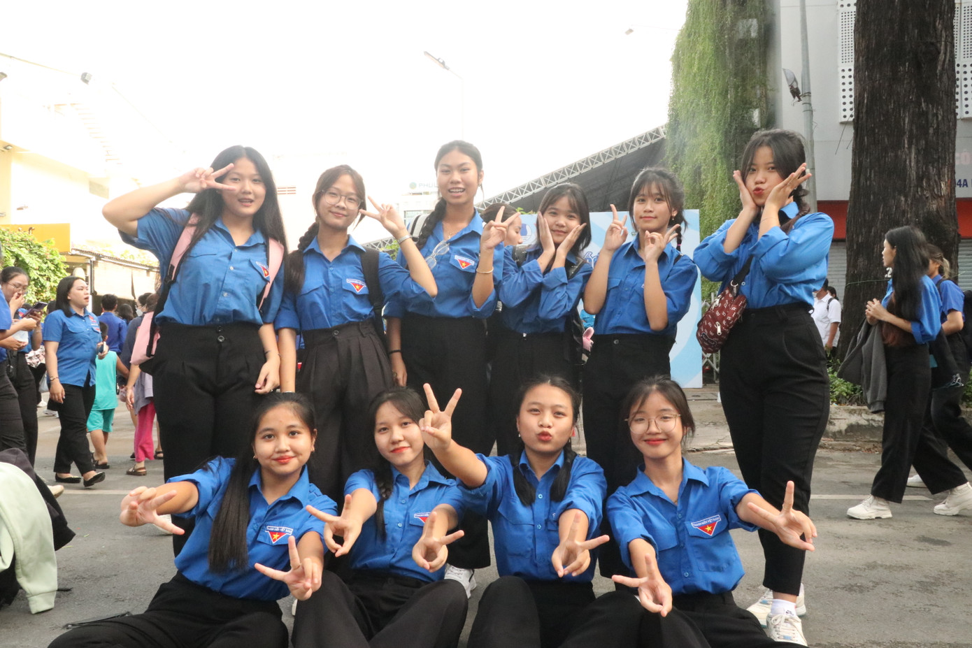 Hồng Diễm cùng nhóm bạn trong ngày hội. (Ảnh: Lan Huỳnh)