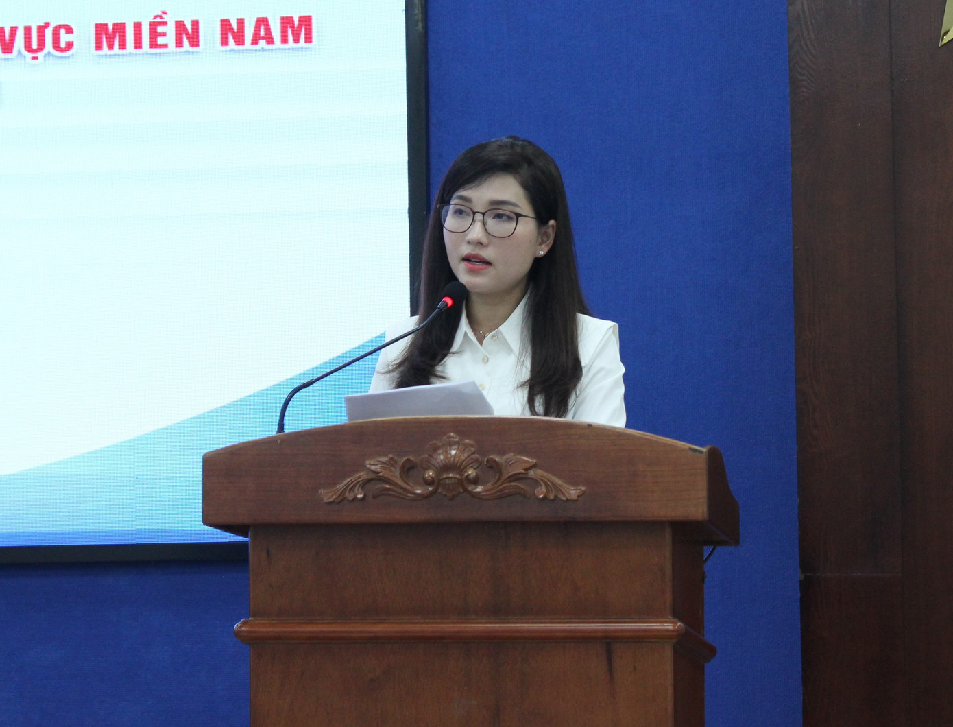 Chị Hồ Hồng Nguyên, Trưởng ban Thanh niên trường học T.Ư Đoàn, Phó Chủ tịch thường trực T.Ư Hội Sinh viên Việt Nam báo cáo kết quả khảo sát, nghiên cứu Xã hội học của T.Ư Hội Sinh viên Việt Nam.