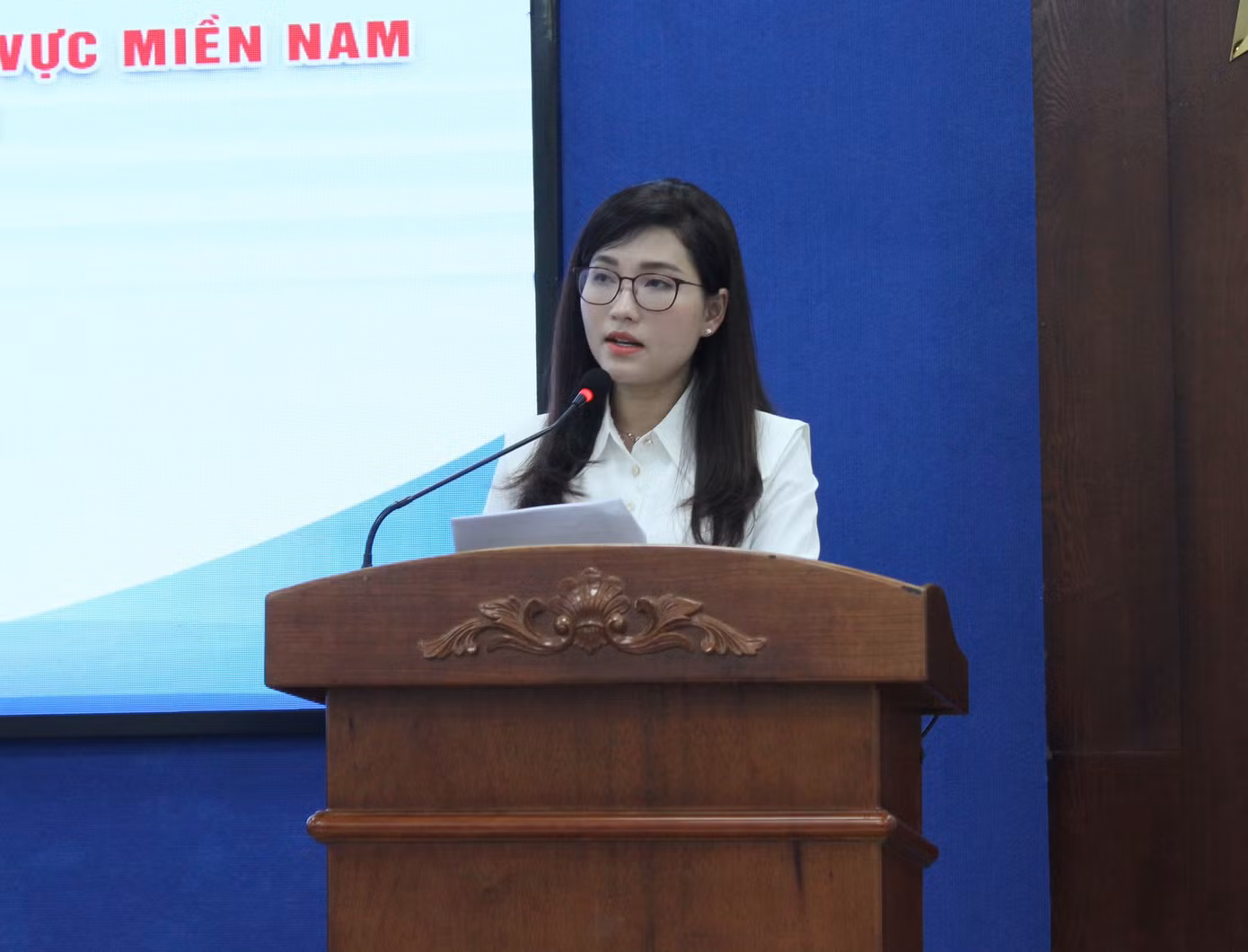 Chị Hồ Hồng Nguyên, Trưởng ban Thanh niên trường học T.Ư Đoàn, Phó Chủ tịch thường trực T.Ư Hội Sinh viên Việt Nam báo cáo kết quả khảo sát, nghiên cứu Xã hội học của T.Ư Hội Sinh viên Việt Nam. Chị Hồ Hồng Nguyên, Trưởng ban Thanh niên trường học T.Ư Đoàn, Phó Chủ tịch thường trực T.Ư Hội Sinh viên Việt Nam báo cáo kết quả khảo sát, nghiên cứu Xã hội học của T.Ư Hội Sinh viên Việt Nam.