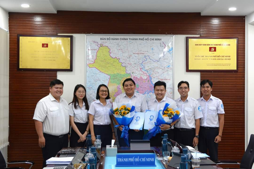 Anh Lê Thanh Bình (giữa) được bổ nhiệm làm Chánh Văn phòng Hội Sinh viên TP. HCM.