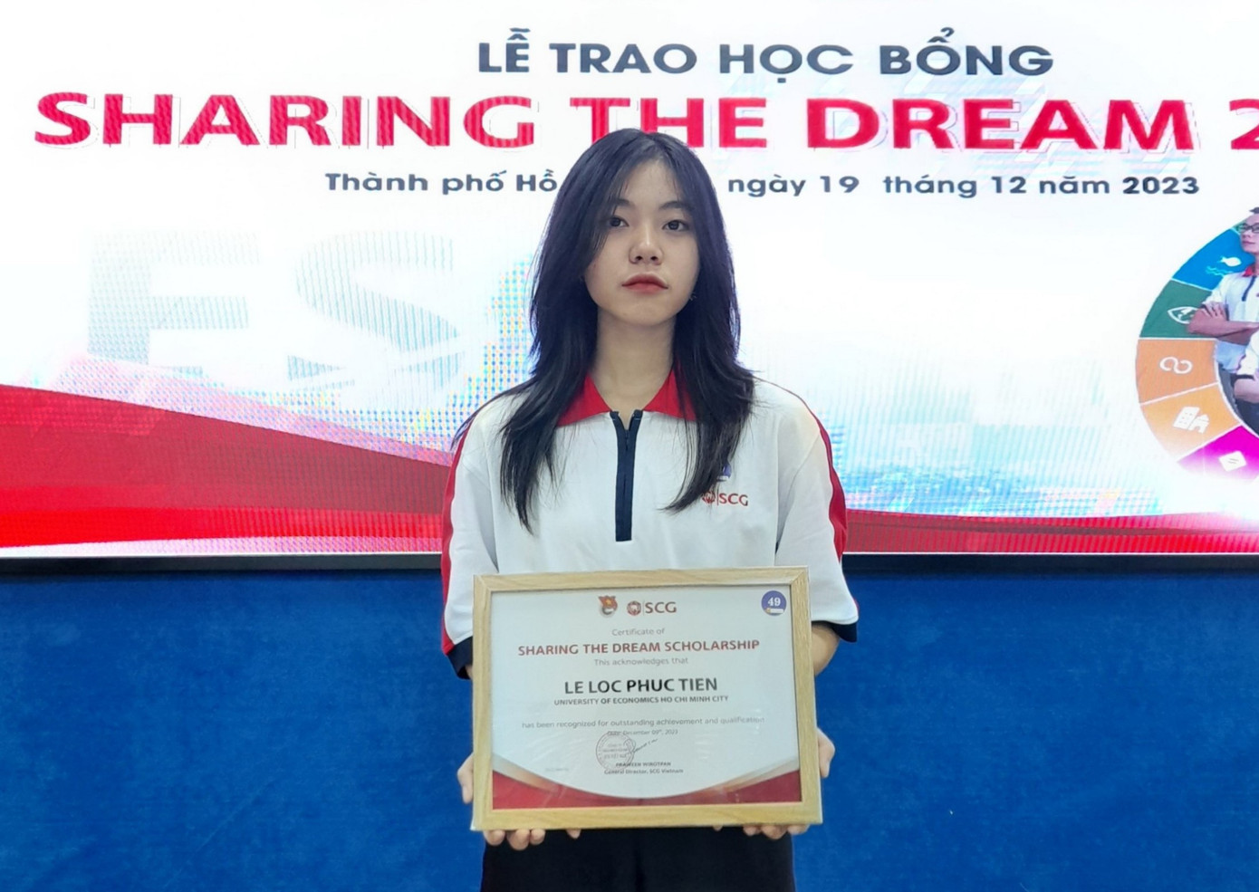 Lê Lộc Phúc Tiên nhận học bổng 'SCG Sharing The Dream 2023', với thành tích học tập và hoạt động nổi bật. (Ảnh: NVCC)