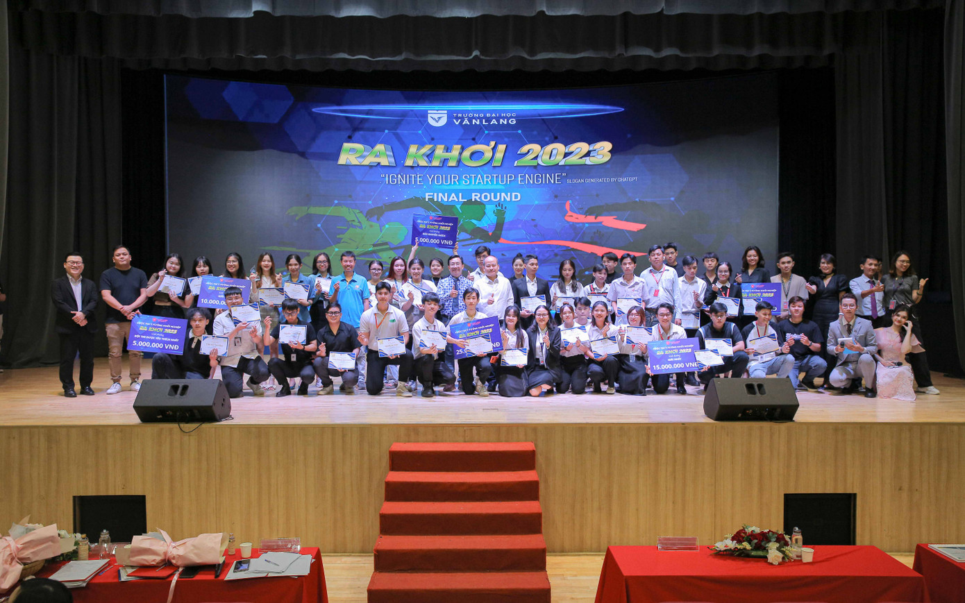 Các đội nhận giải tại vòng Chung kết cuộc thi khởi nghiệp &quot;Ra khơi 2023&quot;