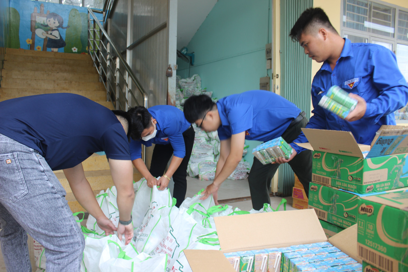 Chương trình có sự hỗ trợ chuyên môn y tế của đoàn bác sĩ đến từ Bệnh viện Lê Văn Thịnh; Bệnh viện Da Liễu TP. HCM; Phòng khám Hồng Đức. Bên cạnh đó là các nhà tài trợ gồm: Công ty Cổ phần Cát Thổ; Công ty TNHH TM và Dịch vụ Y Việt; Công ty Cổ phần Dược phẩm Quảng Bình; CLB BFGolf, Công ty sữa Milo, Công ty Phương Trang...