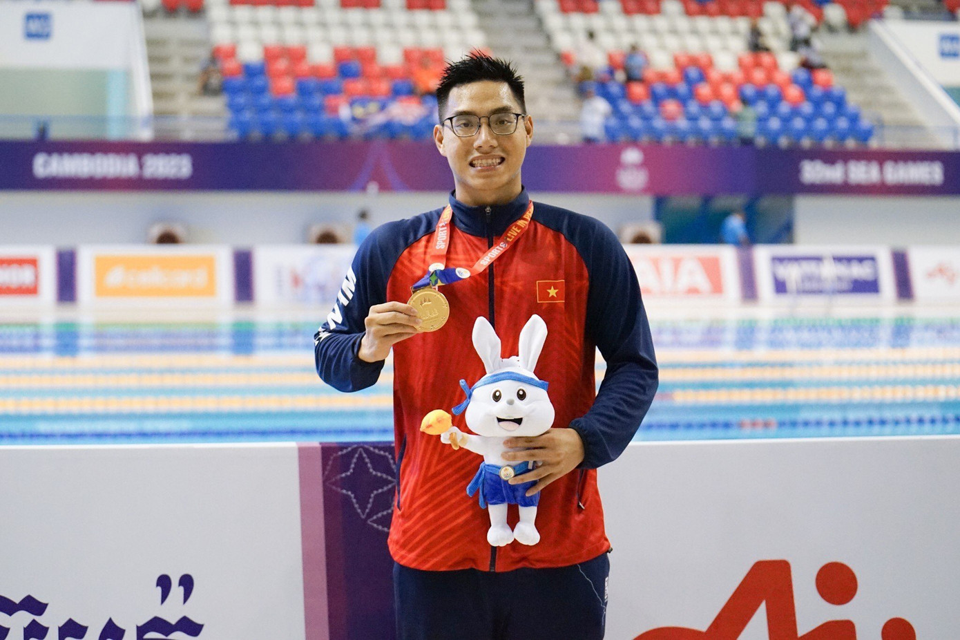 Nguyễn Tiến Đạt vừa cùng Đội tuyển lặn Việt Nam nhận được HCV tại SEA Games 32 (Ảnh: NVCC).