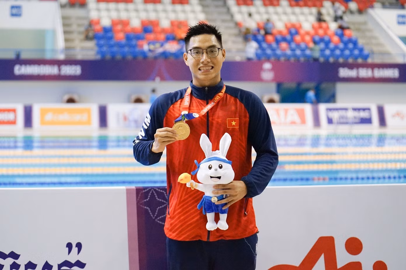 Nguyễn Tiến Đạt vừa cùng Đội tuyển lặn Việt Nam nhận được HCV tại SEA Games 32 (Ảnh: NVCC).