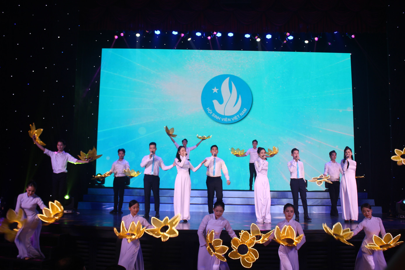 Từ điểm khởi đầu đầy cảm xúc tại Trường Sa, chương trình Hành trình “Bài ca sinh viên" số 2 được tổ chức vào tối 27/6, tại Nhà văn hoá Thanh niên TP. HCM.