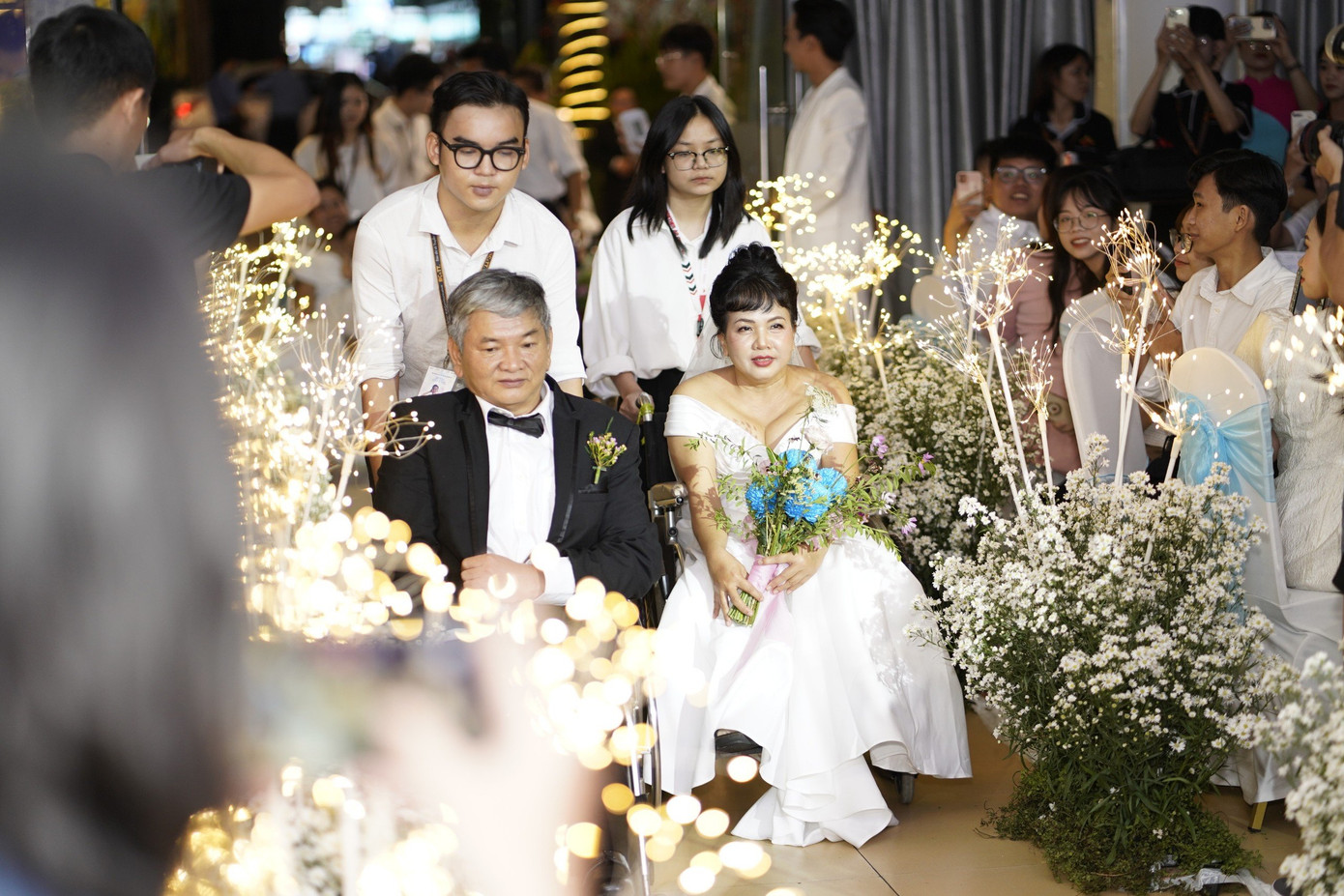 Chú rể Hồ Tấn Vinh (1967) và cô dâu Phạm Thị Mỹ Tiên (1970) tiến lên lễ đường. Chú rể Hồ Tấn Vinh (1967) và cô dâu Phạm Thị Mỹ Tiên (1970) tiến lên lễ đường.