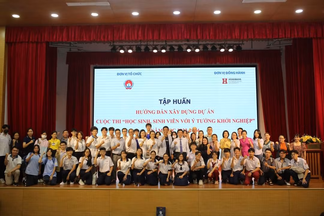 Các bạn học sinh, sinh viên cùng chụp ảnh lưu niệm tại Hội nghị.