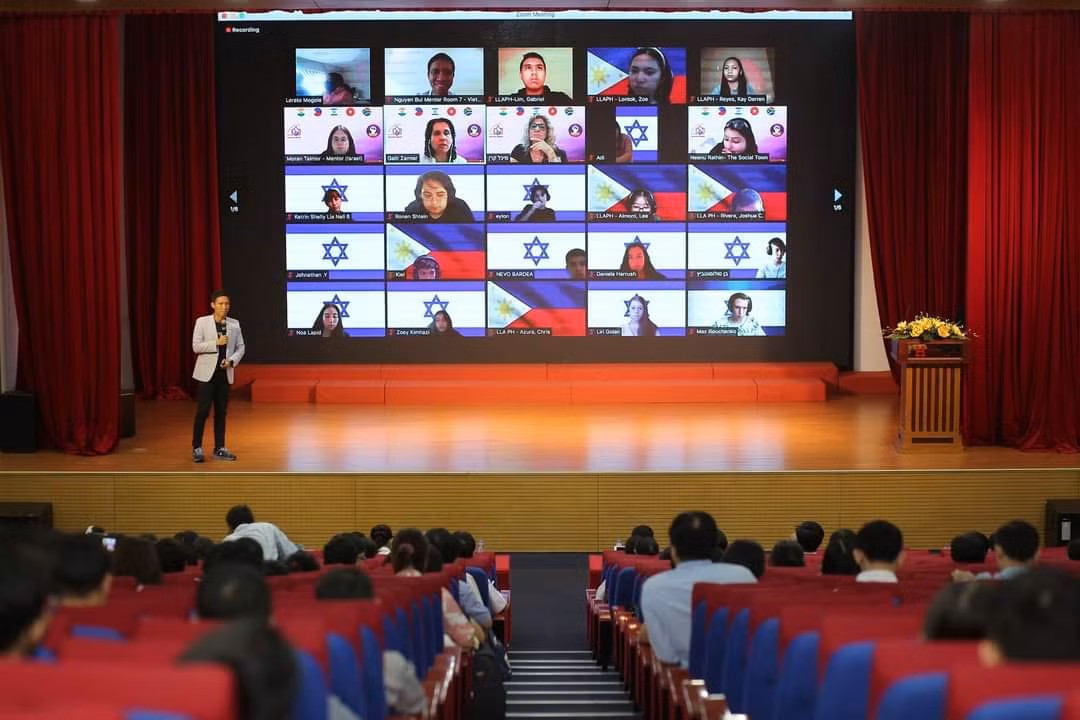 Các bạn học sinh, sinh viên nghe chia sẻ từ các chuyên gia khởi nghiệp.