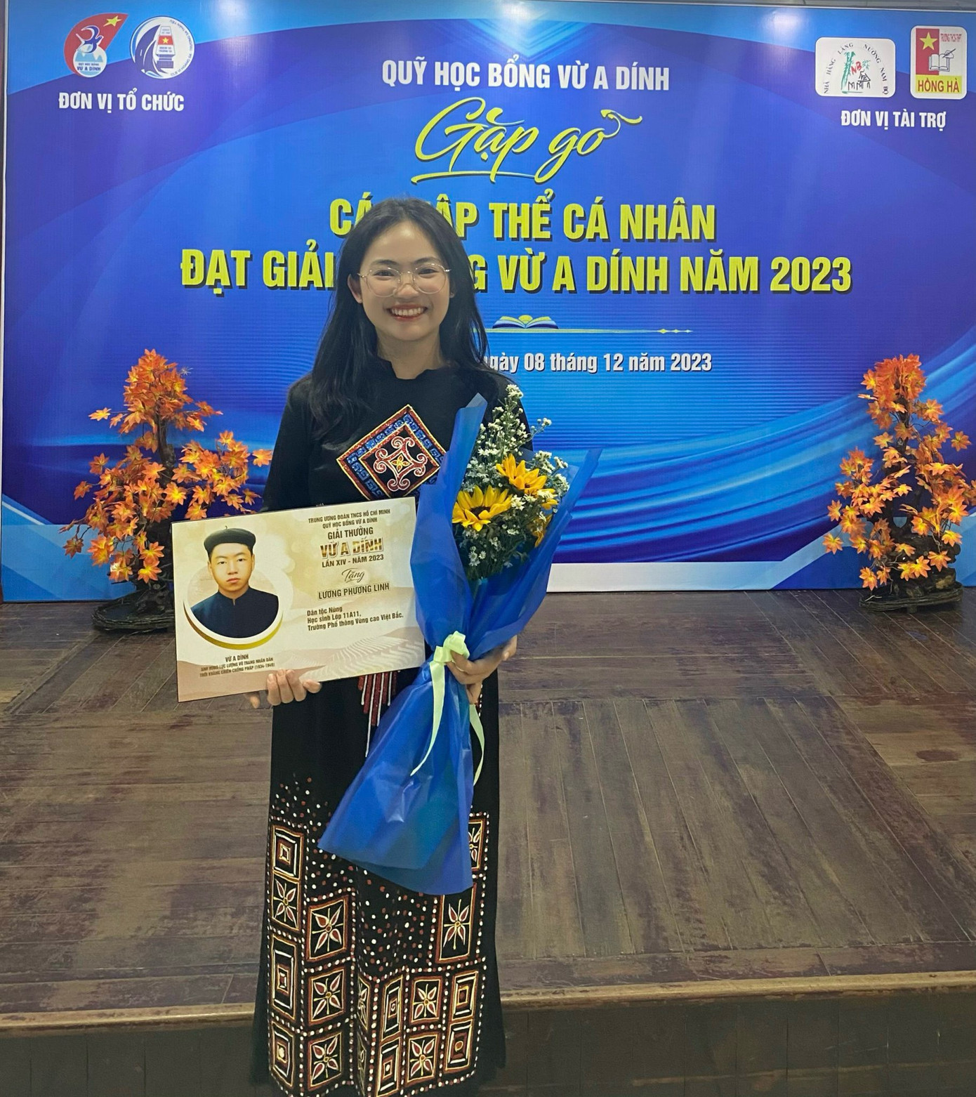 Lương Phương Linh trong trang phục dân tộc tại buổi “Gặp gỡ các tập thể, cá nhân đoạt Giải thưởng Vừ A Dính, năm 2023”. (Ảnh: NVCC) Lương Phương Linh trong trang phục dân tộc tại buổi “Gặp gỡ các tập thể, cá nhân đoạt Giải thưởng Vừ A Dính, năm 2023”. (Ảnh: NVCC)