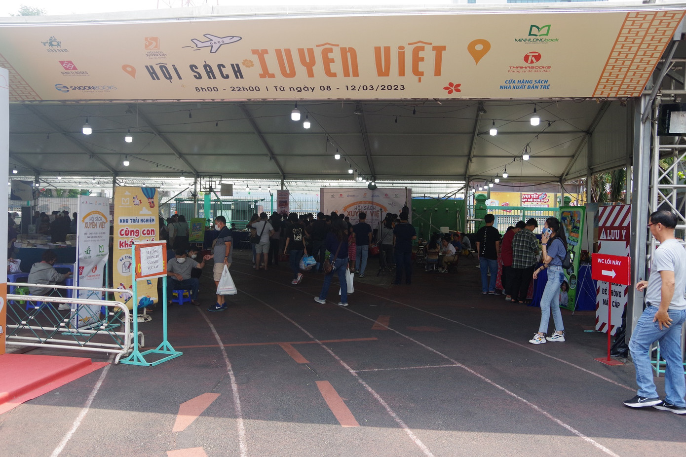Theo ghi nhận, dù là thời tiết Sài Gòn nắng nóng vào buổi chiều nhưng lượng khách đổ về Hội sách xuyên Việt 2023 vào ngày Chủ Nhật vẫn rất đông.