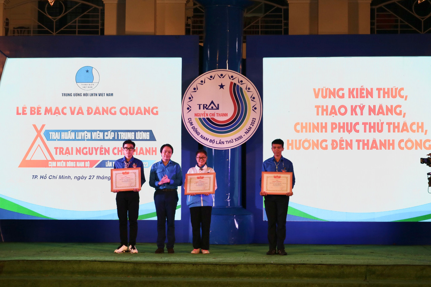 Nguyễn Hữu Tú - Ủy viên BCH, Phó Trưởng ban Đoàn kết tập hợp thanh niên T.Ư Đoàn, Phó Chủ tịch thường trực Hội thầy thuốc trẻ Việt Nam trao các giải toàn đoàn cho tỉnh Bình Dương, TP. HCM và tỉnh Bà Rịa - Vũng Tàu. Nguyễn Hữu Tú - Ủy viên BCH, Phó Trưởng ban Đoàn kết tập hợp thanh niên T.Ư Đoàn, Phó Chủ tịch thường trực Hội thầy thuốc trẻ Việt Nam trao các giải toàn đoàn cho tỉnh Bình Dương, TP. HCM và tỉnh Bà Rịa - Vũng Tàu.