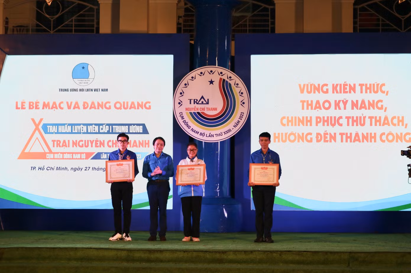 Nguyễn Hữu Tú - Ủy viên BCH, Phó Trưởng ban Đoàn kết tập hợp thanh niên T.Ư Đoàn, Phó Chủ tịch thường trực Hội thầy thuốc trẻ Việt Nam trao các giải toàn đoàn cho tỉnh Bình Dương, TP. HCM và tỉnh Bà Rịa - Vũng Tàu.