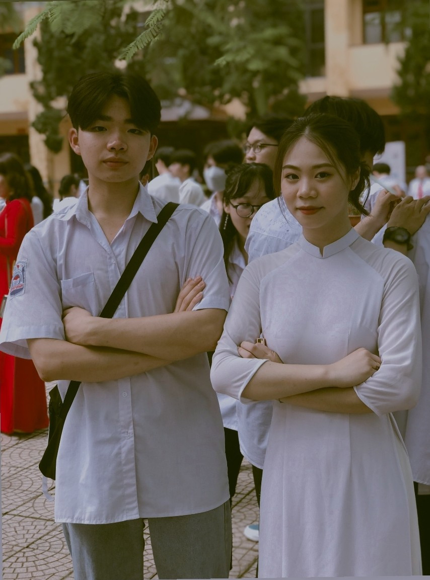 Hoàng Văn Bình chụp hình cùng bạn trong lớp. (Ảnh: NVCC)