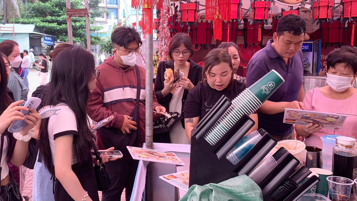 Nhiều du khách chờ thưởng thức những món ăn đặc sắc tại gian hàng Cửu Long Quán.