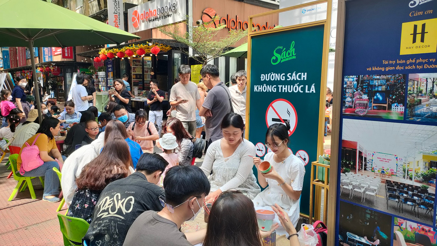 Có mặt tại không gian sáng tạo nghệ thuật do nhóm dự án “Share to Smile – Chia nụ cười” tổ chức, Phạm Thu Hà (trường ĐH Công nghệ TP. HCM) cho biết, ban đầu, Hà thấy đông bạn trẻ vẽ chậu nên tò mò làm thử, không ngờ bị “nghiện” luôn. Có thời gian rảnh, Hà lại rủ bạn bè ra đây vẽ chậu cây giải trí.