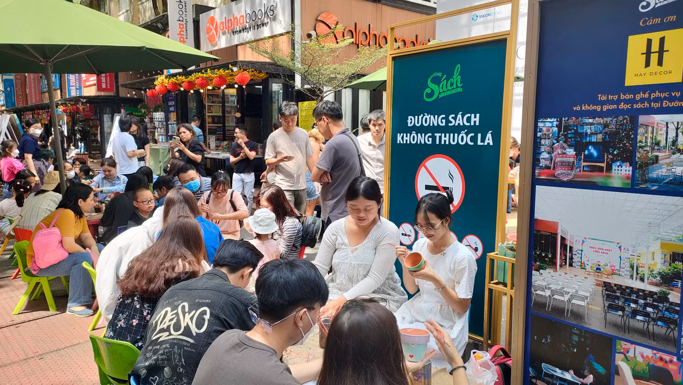 Có mặt tại không gian sáng tạo nghệ thuật do nhóm dự án “Share to Smile – Chia nụ cười” tổ chức, Phạm Thu Hà (trường ĐH Công nghệ TP. HCM) cho biết, ban đầu, Hà thấy đông bạn trẻ vẽ chậu nên tò mò làm thử, không ngờ bị “nghiện” luôn. Có thời gian rảnh, Hà lại rủ bạn bè ra đây vẽ chậu cây giải trí.