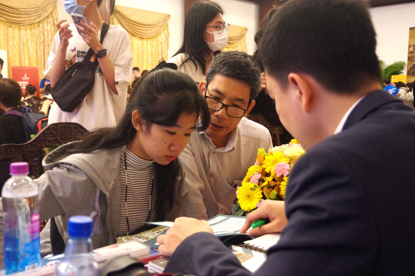 Trương Phạm Khánh Hà và phụ huynh đã đặt những vấn đề thực tế với phía nhà trường.