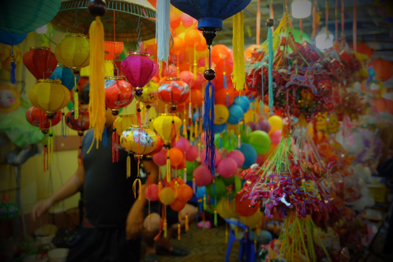 Các cửa hàng nơi đây trưng bày lồng đèn đa dạng về màu sắc và hình dáng, tạo nên một không gian sặc sỡ và phong cách.