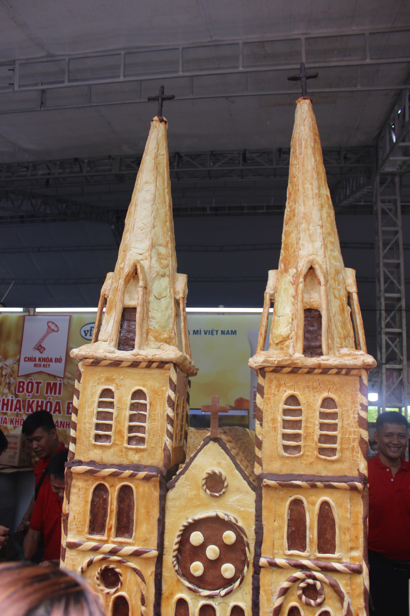 Một tác phẩm bánh mì theo mô hình Nhà thờ Đức Bà được trưng bày tại Lễ hội.