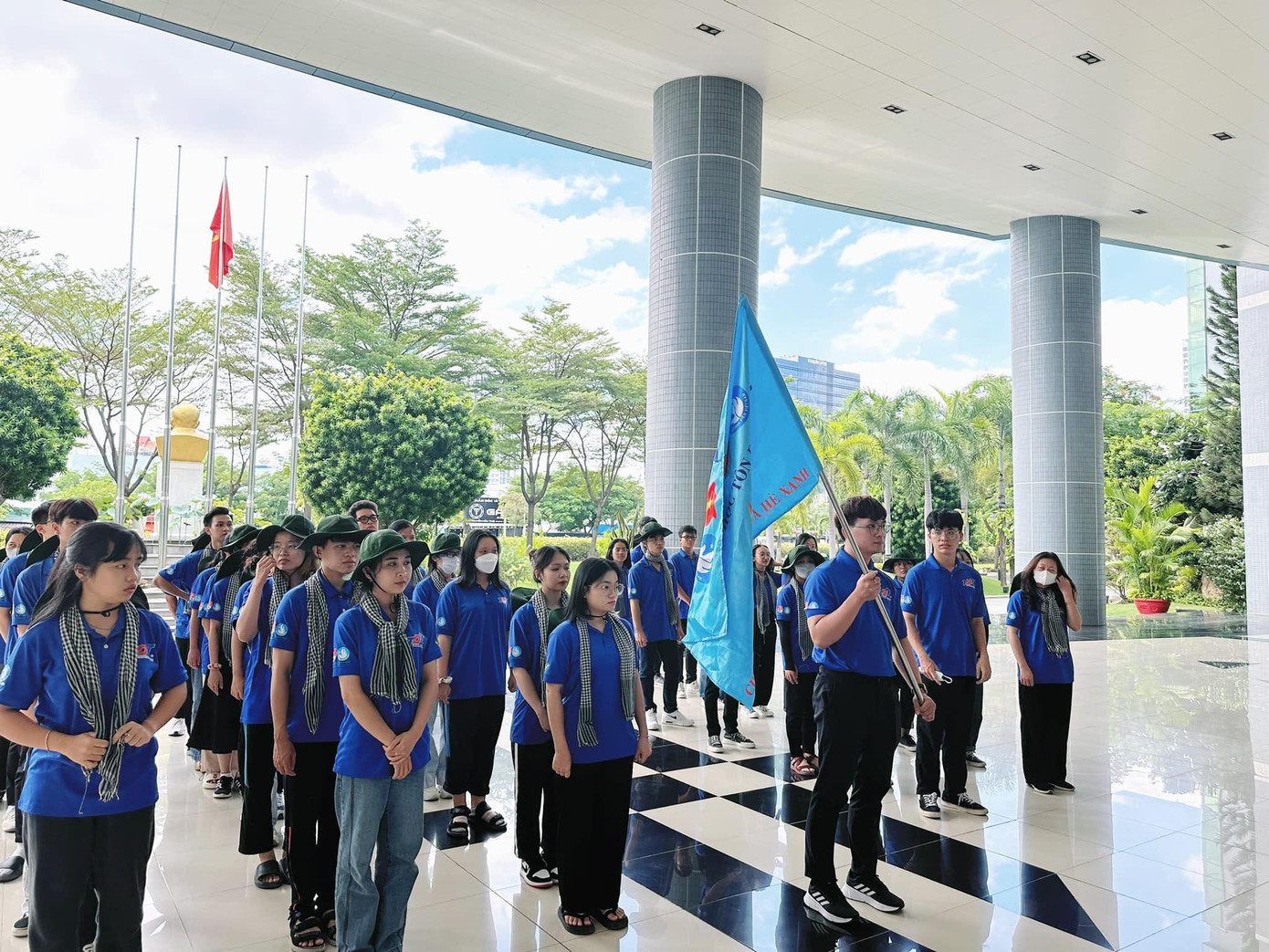 Đội hình sinh viên tình nguyện "Mùa Hè Xanh" trường ĐH Tôn Đức Thắng trong buổi Lễ ra quân. Đội hình sinh viên tình nguyện "Mùa Hè Xanh" trường ĐH Tôn Đức Thắng trong buổi Lễ ra quân.