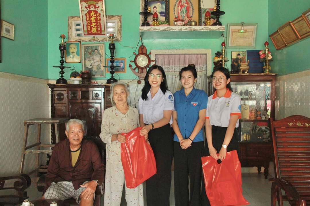 Chương trình trao tặng quà cho các hộ gia đình chính sách tại xã đảo Thạnh An.