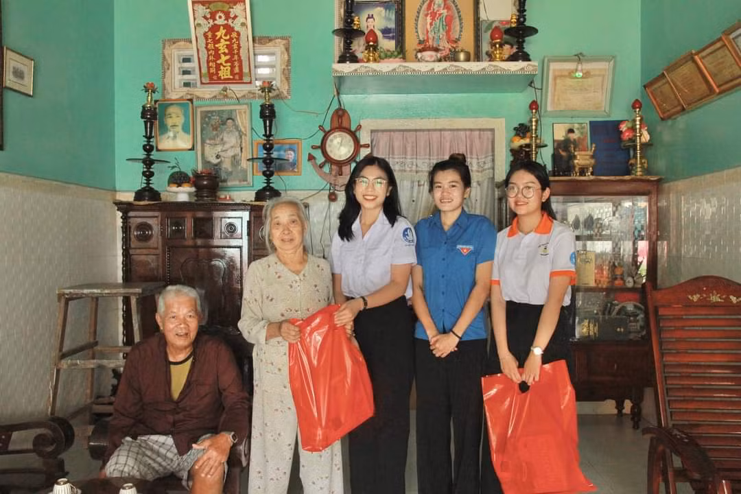 Chương trình trao tặng quà cho các hộ gia đình chính sách tại xã đảo Thạnh An. Chương trình trao tặng quà cho các hộ gia đình chính sách tại xã đảo Thạnh An.