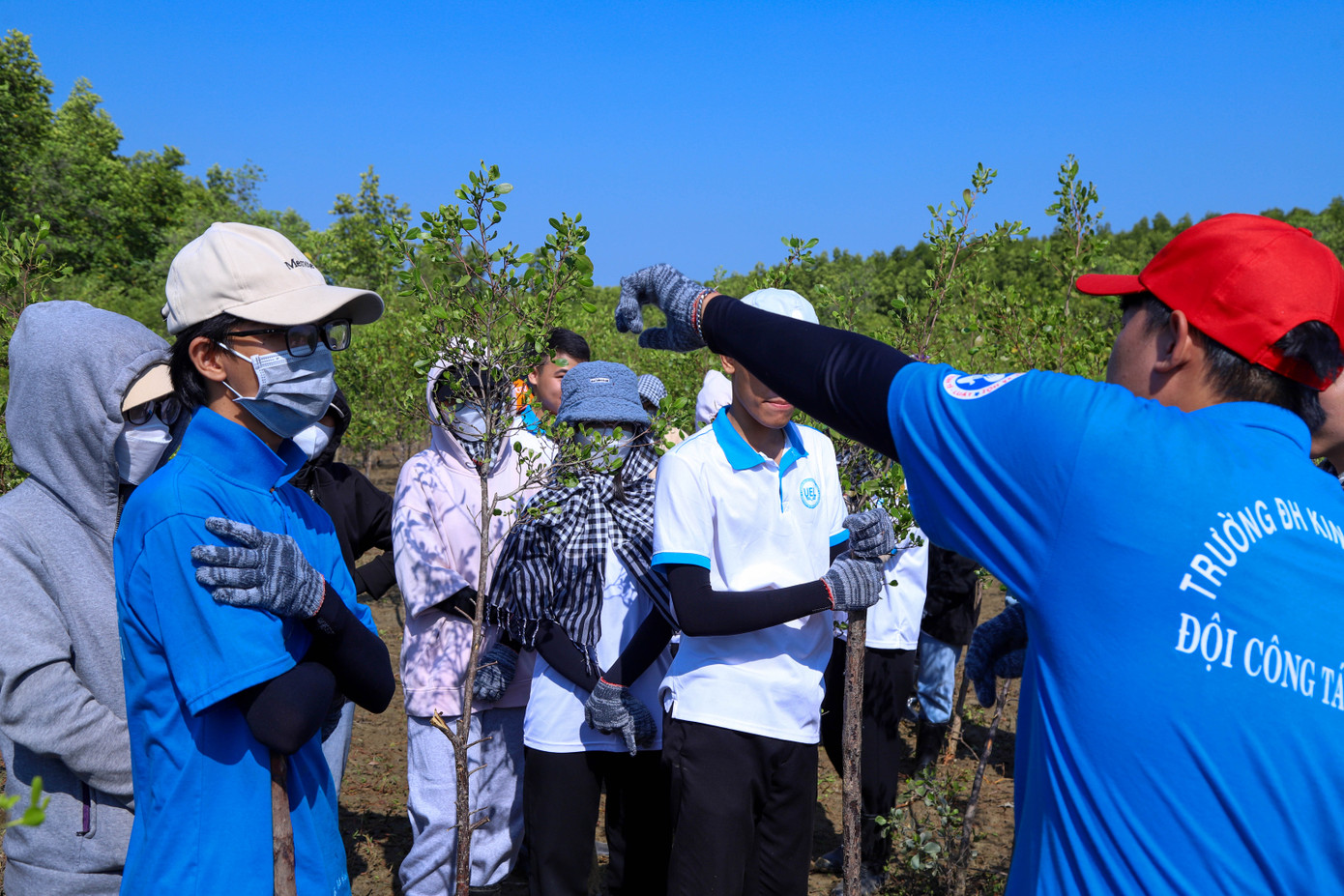 Dù trời nắng gắt, nhưng hoạt động vẫn diễn ra rất sôi nổi.