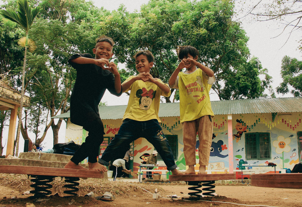 Các em nhỏ trường Mầm non Làng Doch 1 (tỉnh Gia Lai) rạng rỡ đón nhận sân chơi mới. (Ảnh: SCCV) Các em nhỏ trường Mầm non Làng Doch 1 (tỉnh Gia Lai) rạng rỡ đón nhận sân chơi mới. (Ảnh: SCCV)