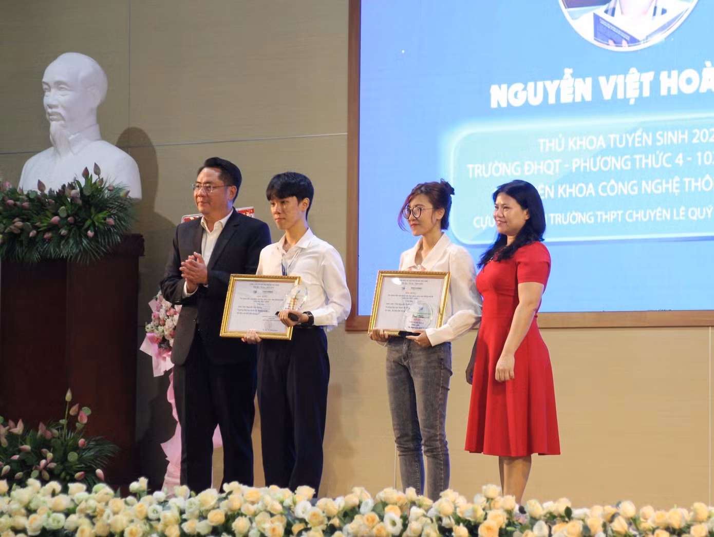 Việt Hoàng (thứ hai, từ trái sang) nhận học bổng từ trường ĐH Quốc tế (ĐHQG TP. HCM) trong Lễ khai giảng. (Ảnh: NVCC)