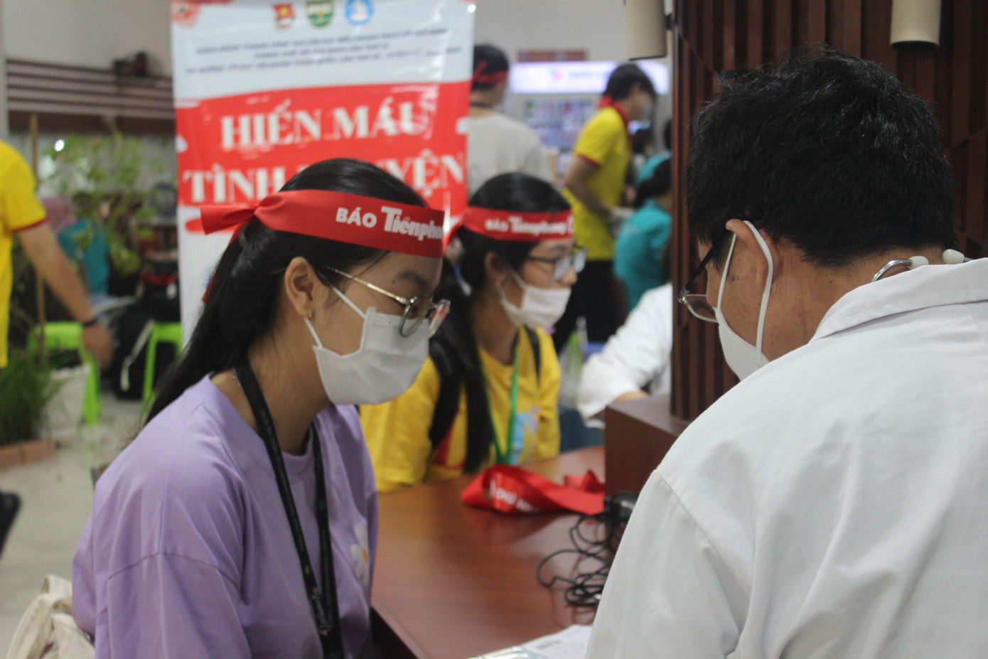 Các sinh viên được bác sĩ khám sàng lọc trước khi hiến máu.