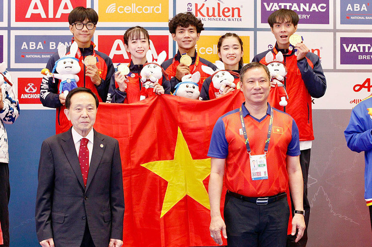 Vận động viên Nguyễn Ngọc Minh Hy (ngoài cùng bên phải, hàng sau) đã giành Huy chương Vàng Quyền sáng tạo đồng đội ở 3 kỳ SEA Games liên tiếp 30, 31 và 32. (Ảnh: Ngọc Giàu) Vận động viên Nguyễn Ngọc Minh Hy (ngoài cùng bên phải, hàng sau) đã giành Huy chương Vàng Quyền sáng tạo đồng đội ở 3 kỳ SEA Games liên tiếp 30, 31 và 32. (Ảnh: Ngọc Giàu)