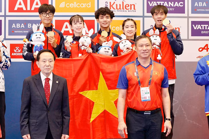 Vận động viên Nguyễn Ngọc Minh Hy (ngoài cùng bên phải, hàng sau) đã giành Huy chương Vàng Quyền sáng tạo đồng đội ở 3 kỳ SEA Games liên tiếp 30, 31 và 32. (Ảnh: Ngọc Giàu)