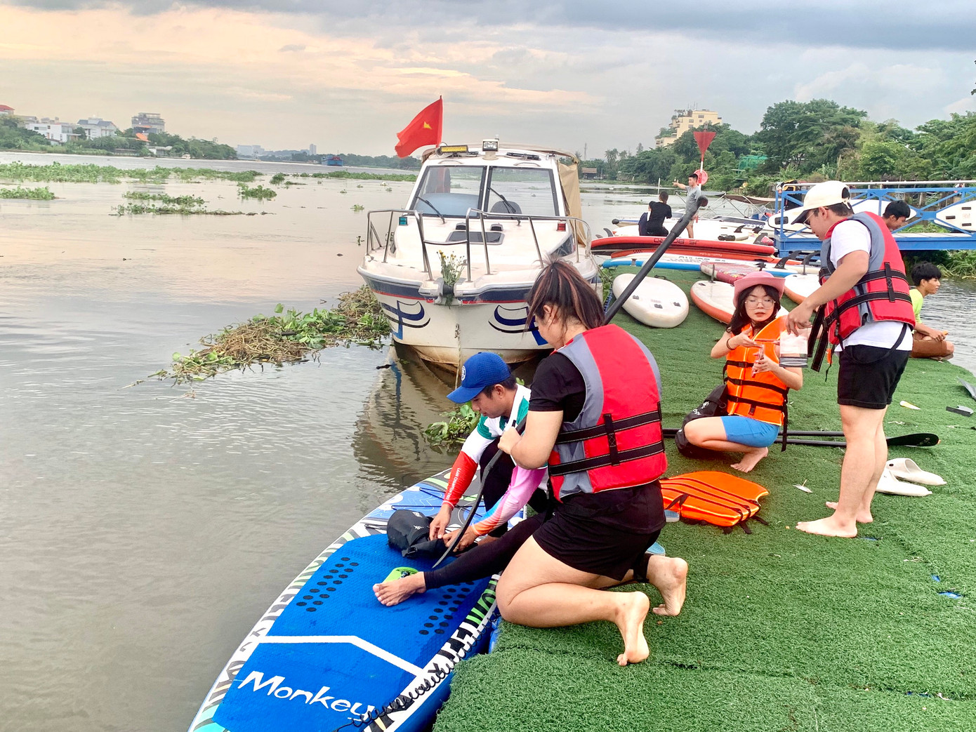 Sau đó các bạn được làm quen với SUP dưới nước. Sau đó các bạn được làm quen với SUP dưới nước.