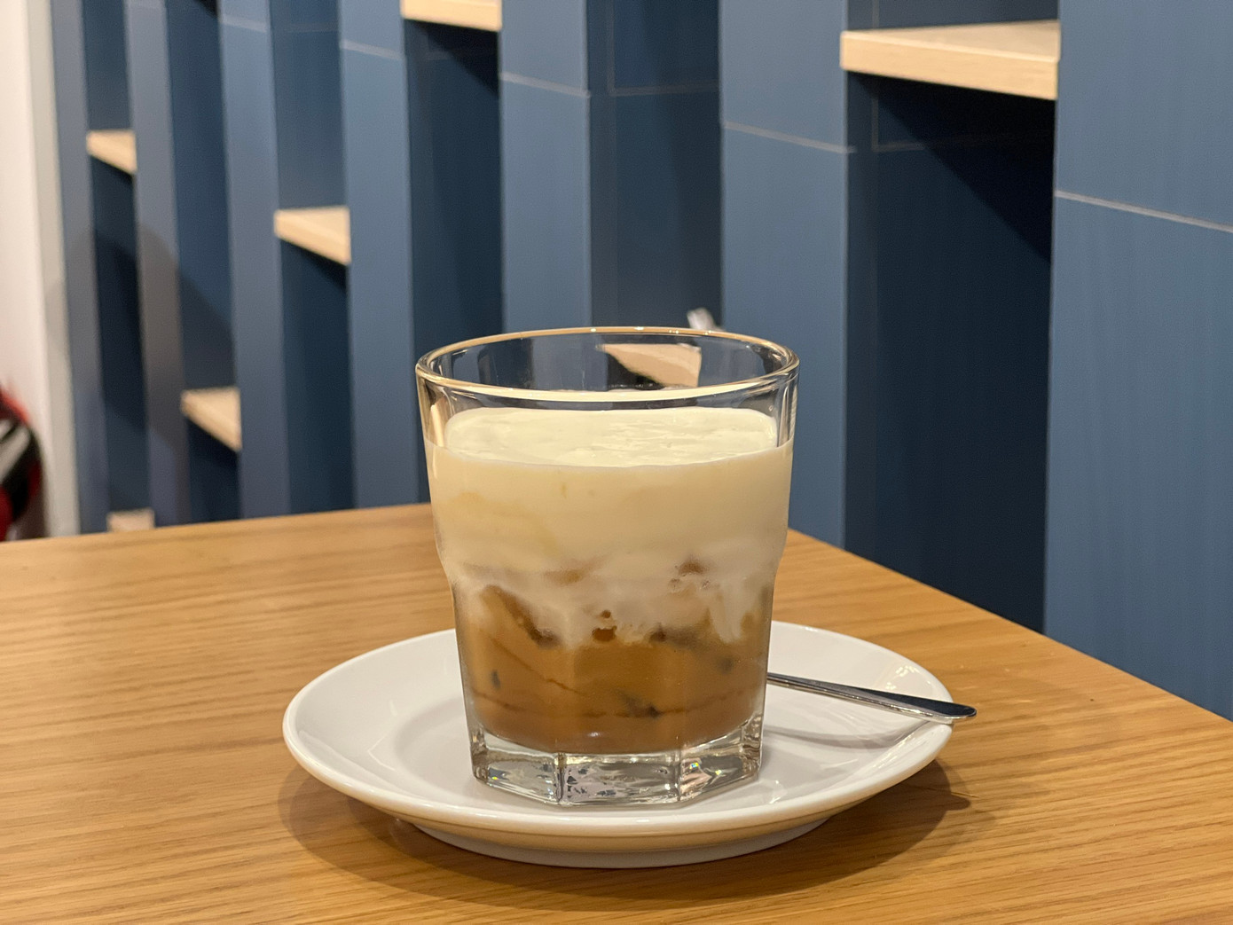 Ly cà phê muối đậm đà đi cùng là lớp kem muối xốp mặn mặn.