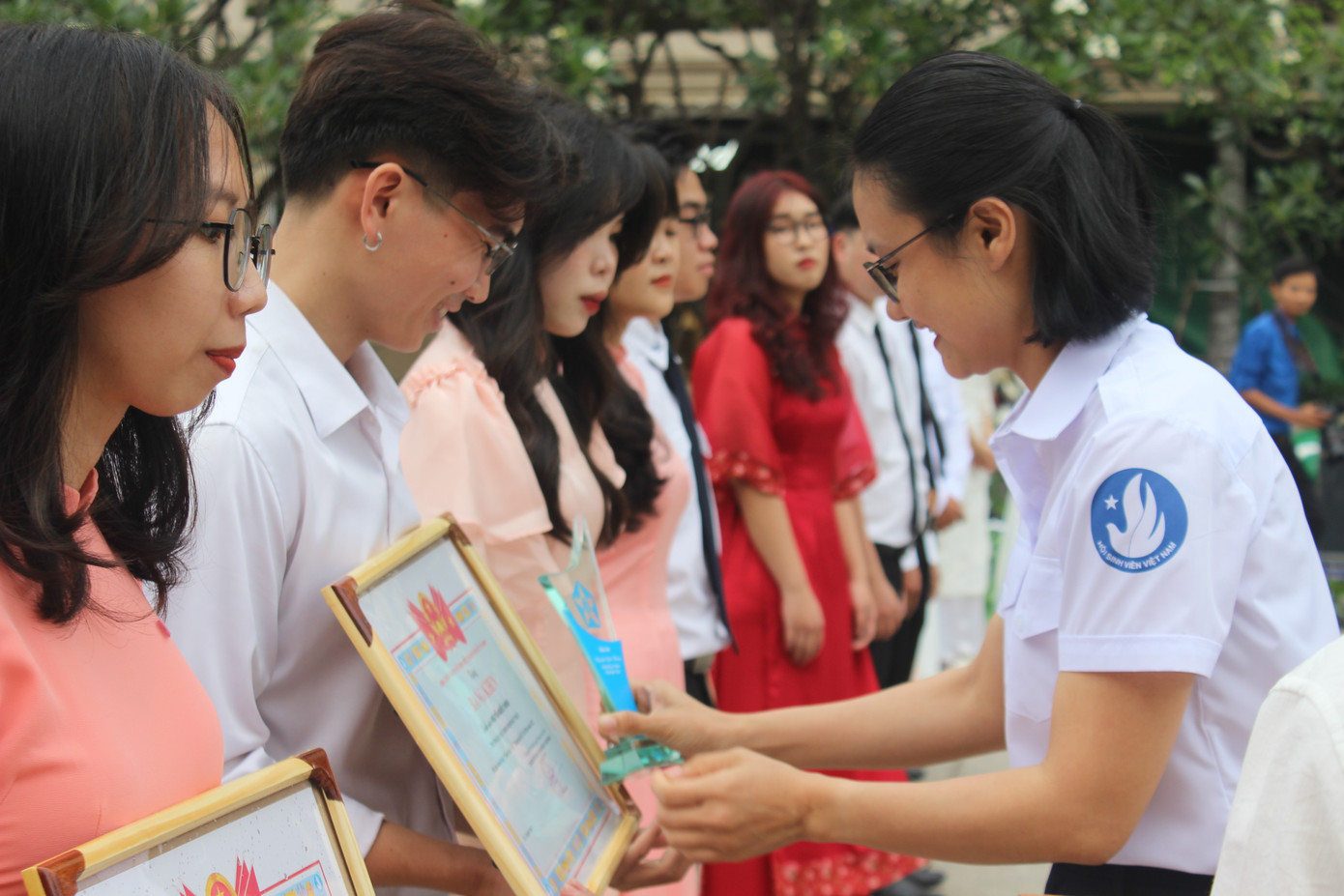 Chị Trần Thu Hà - Phó Bí thư Thành Đoàn, Chủ tịch Hội Sinh viên TP. HCM trao Bằng khen và Kỉ niệm chương cho các bạn &apos;Sinh viên 5 tốt&apos;.