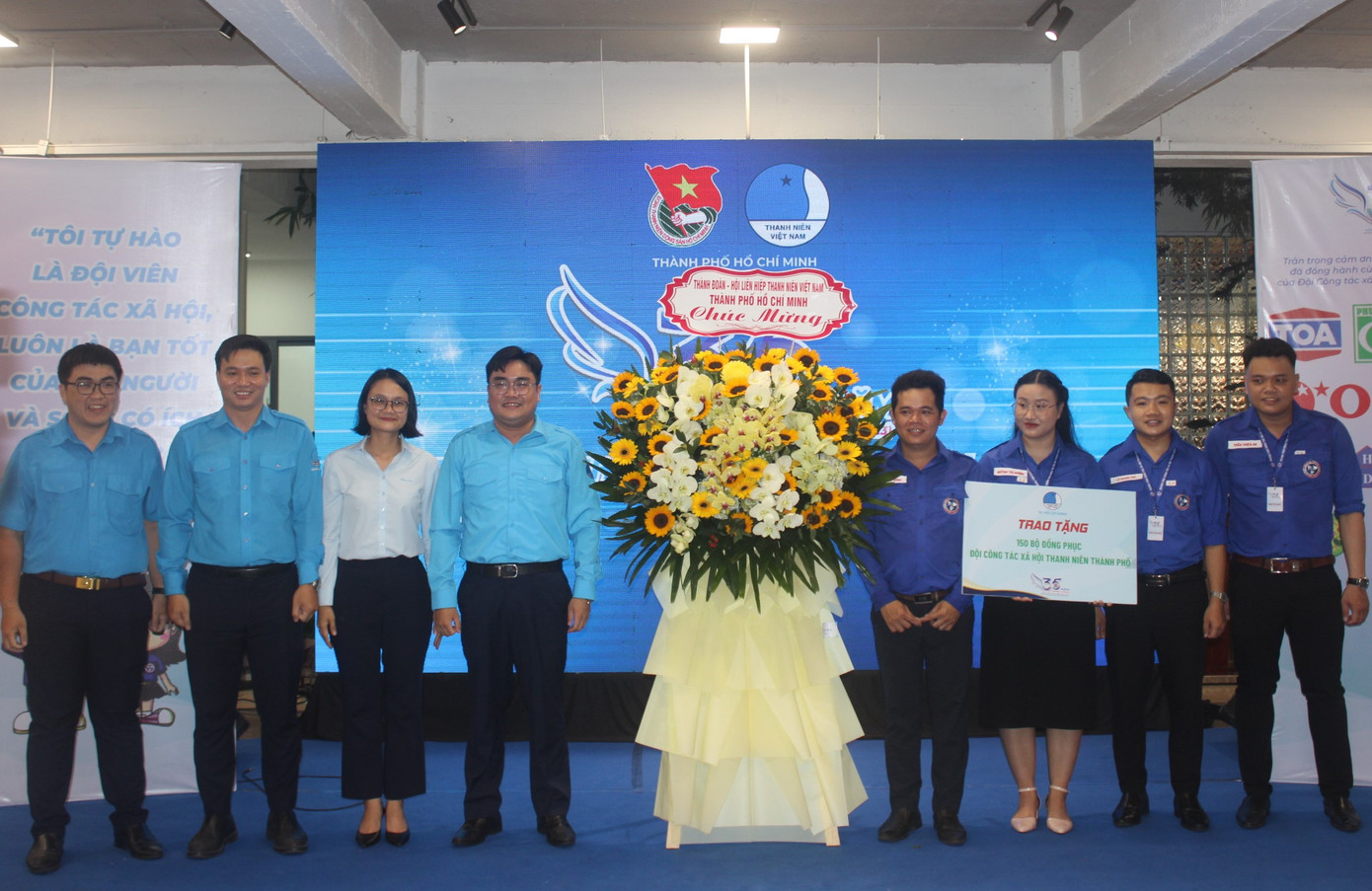 Thành Đoàn TP. HCM tặng hoa cho Đội Công tác Xã hội Thanh niên Thành phố nhân dịp kỷ niệm 35 năm ngày thành lập Đội. Thành Đoàn TP. HCM tặng hoa cho Đội Công tác Xã hội Thanh niên Thành phố nhân dịp kỷ niệm 35 năm ngày thành lập Đội.