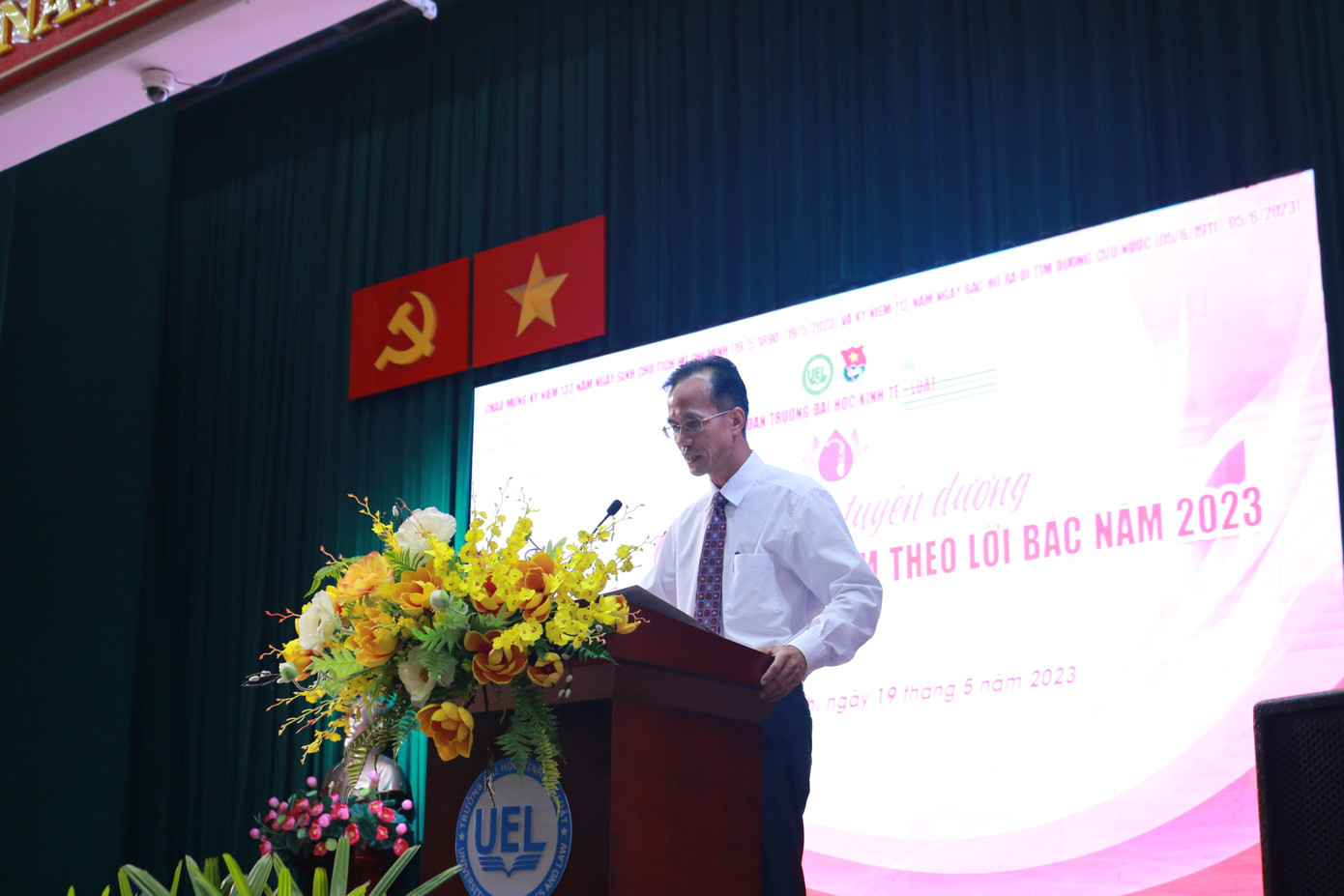 PGS. TS Lê Tuấn Lộc – Bí thư Đảng ủy, Chủ tịch Hội đồng trường phát biểu trong buổi lễ tuyên dương. (Ảnh: Đoàn trường)