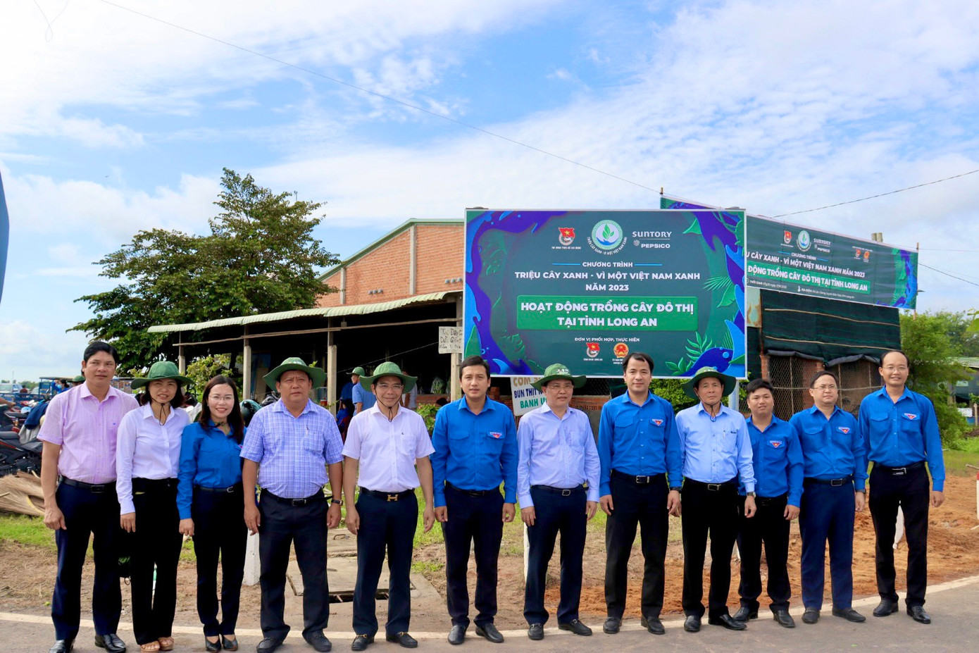 Chương trình trồng mới 6.000 cây xanh đô thị tại huyện Đức Hòa, tỉnh Long An.