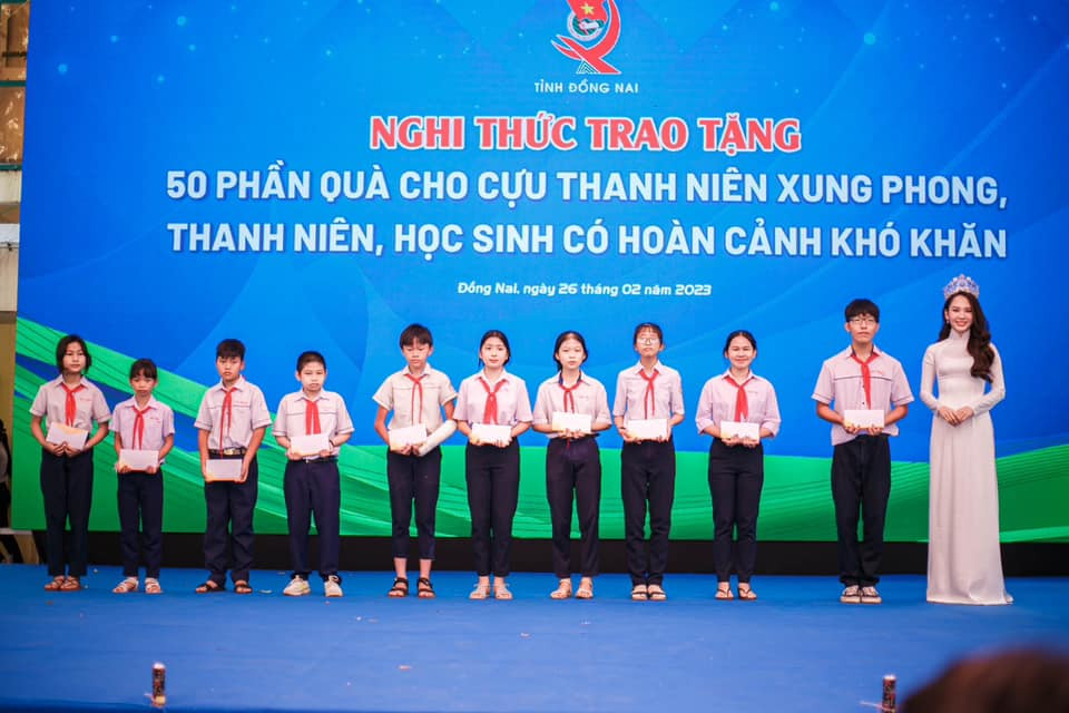 Chương trình trao học bổng cho các em học sinh có hoàn cảnh khó khăn.