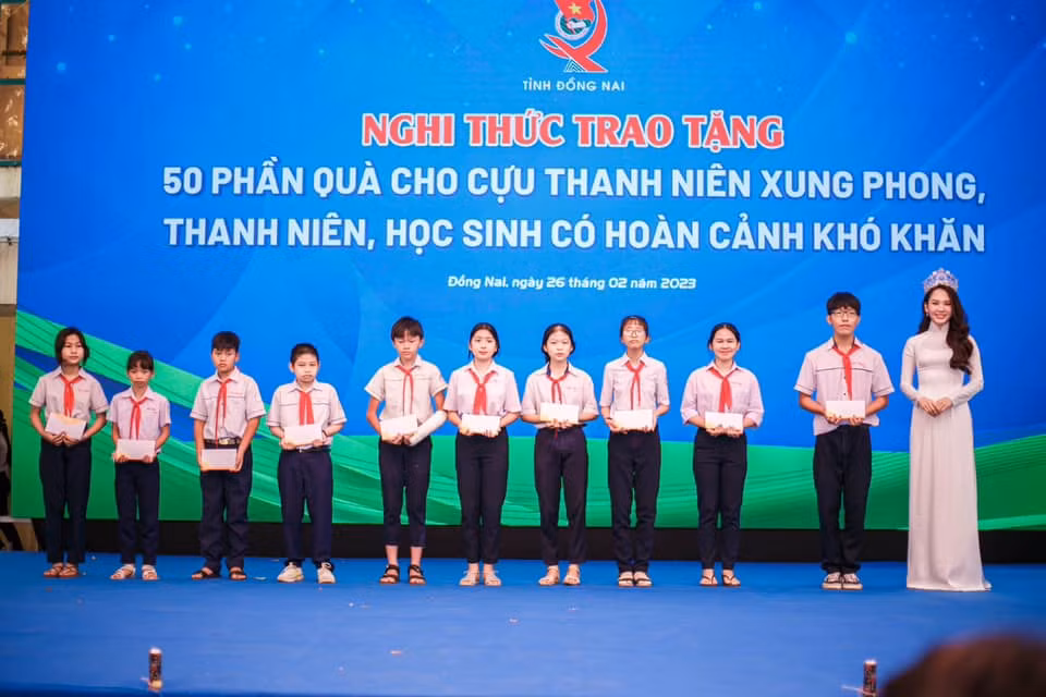 Chương trình trao học bổng cho các em học sinh có hoàn cảnh khó khăn.