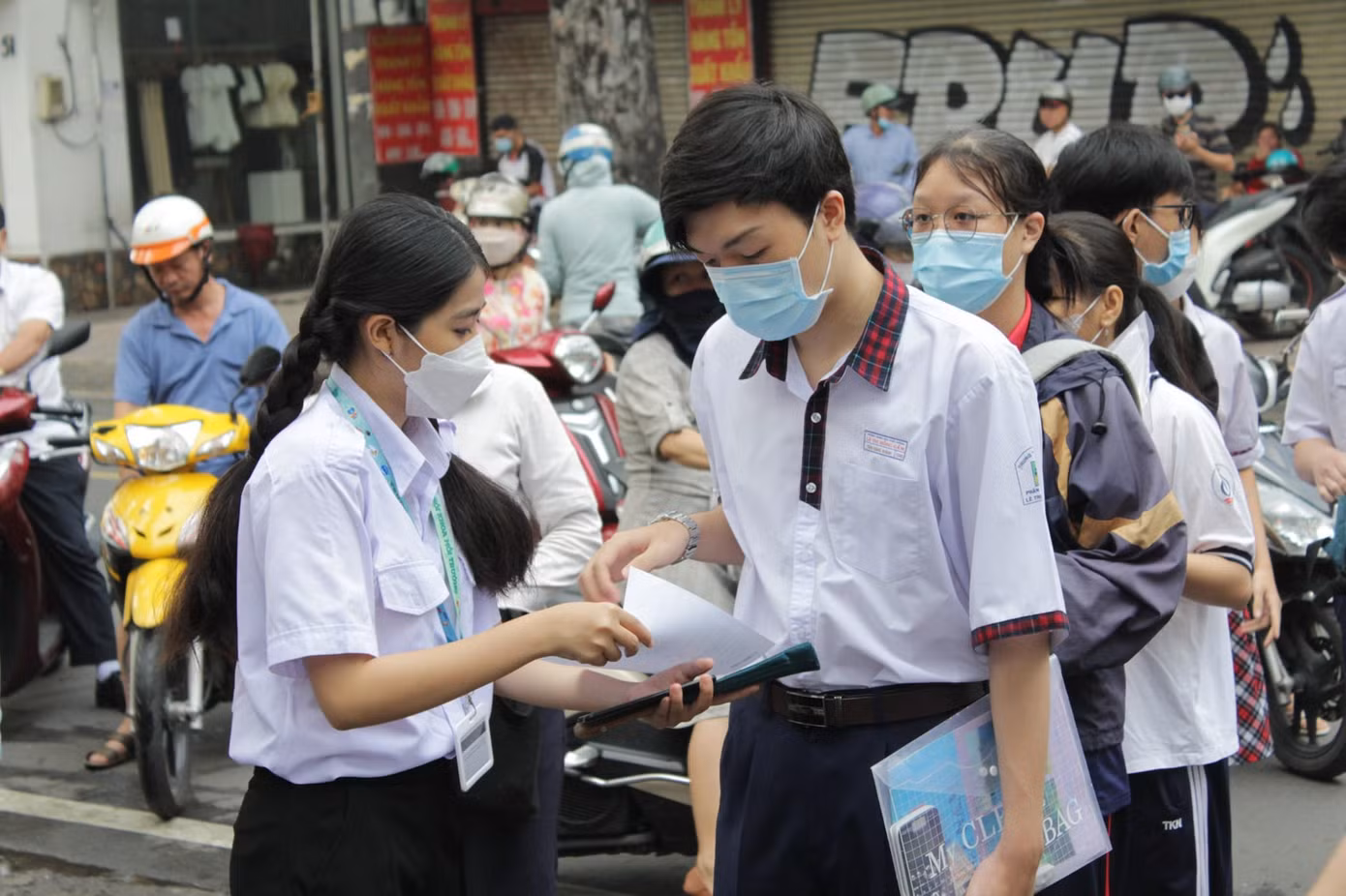 Tại Kỳ thi Tốt nghiệp THPT năm nay, TP. HCM có 156 điểm thi. Trong đó, 71 điểm thi có thí sinh tự do, 85 điểm thi không có thí sinh tự do. Kỳ thi Tốt nghiệp THPT năm 2023 diễn ra trong 2 ngày 28 và 29/6. Tại Kỳ thi Tốt nghiệp THPT năm nay, TP. HCM có 156 điểm thi. Trong đó, 71 điểm thi có thí sinh tự do, 85 điểm thi không có thí sinh tự do. Kỳ thi Tốt nghiệp THPT năm 2023 diễn ra trong 2 ngày 28 và 29/6.