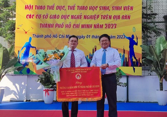 Ông Lê Văn Thinh (phải) - Giám đốc Sở LĐ-TB-XH TP. HCM tặng Cờ lưu niệm cho đại diện trường CĐ Kinh tế TP. HCM - đơn vị đăng cai Hội thao lần I. (Ảnh: Trường CĐ Kinh tế TP. HCM)