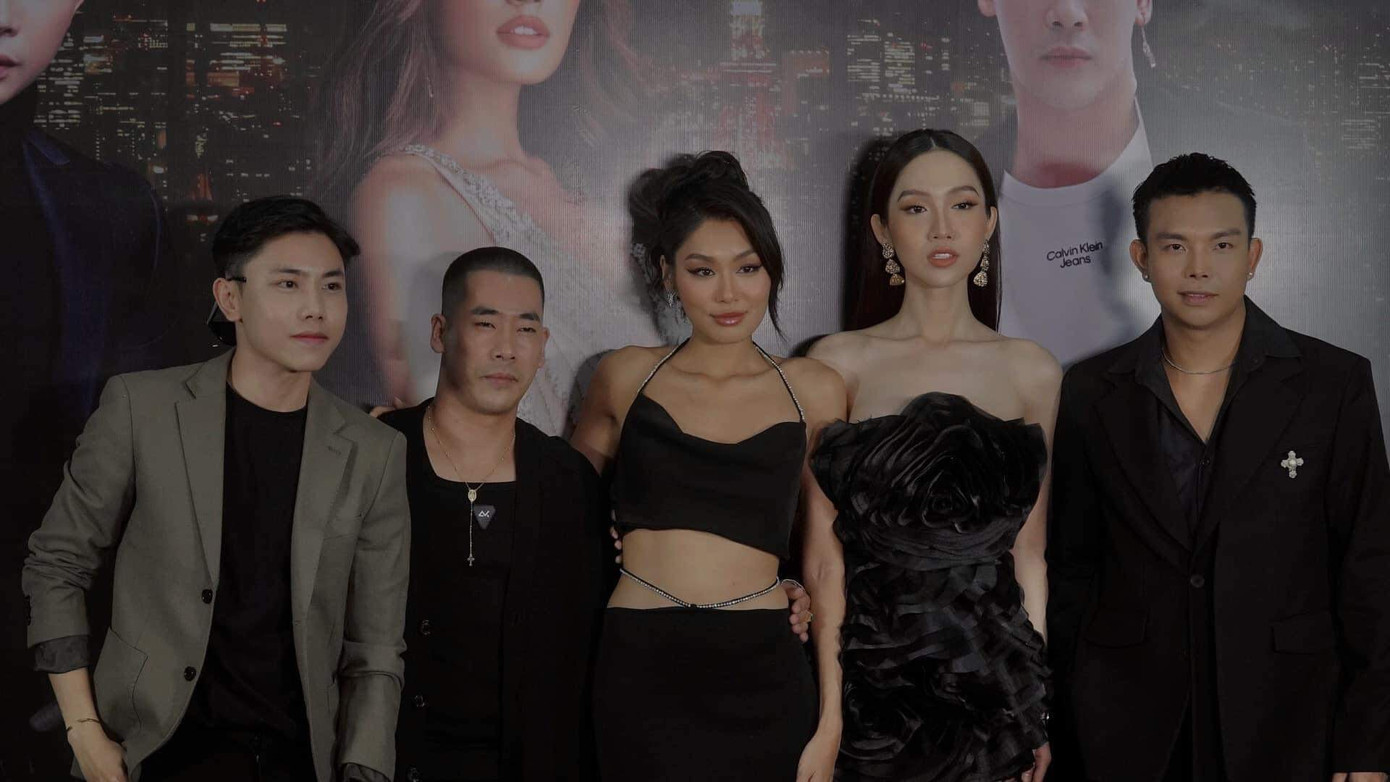 Lý Hồng Lâm (ngoài cùng, bên trái) tại “Fashion Tell". Lý Hồng Lâm (ngoài cùng, bên trái) tại “Fashion Tell".