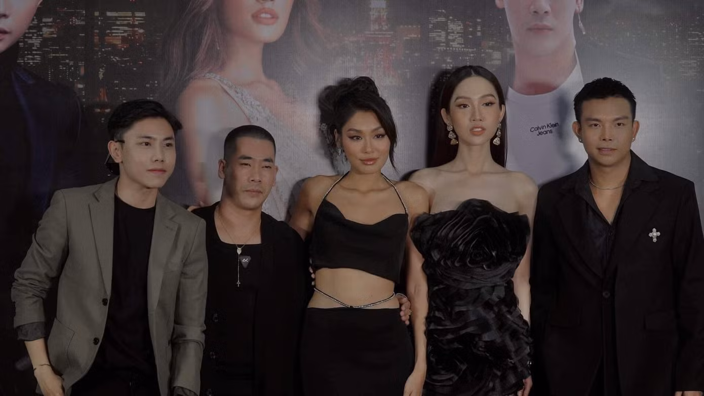 Lý Hồng Lâm (ngoài cùng, bên trái) tại “Fashion Tell".