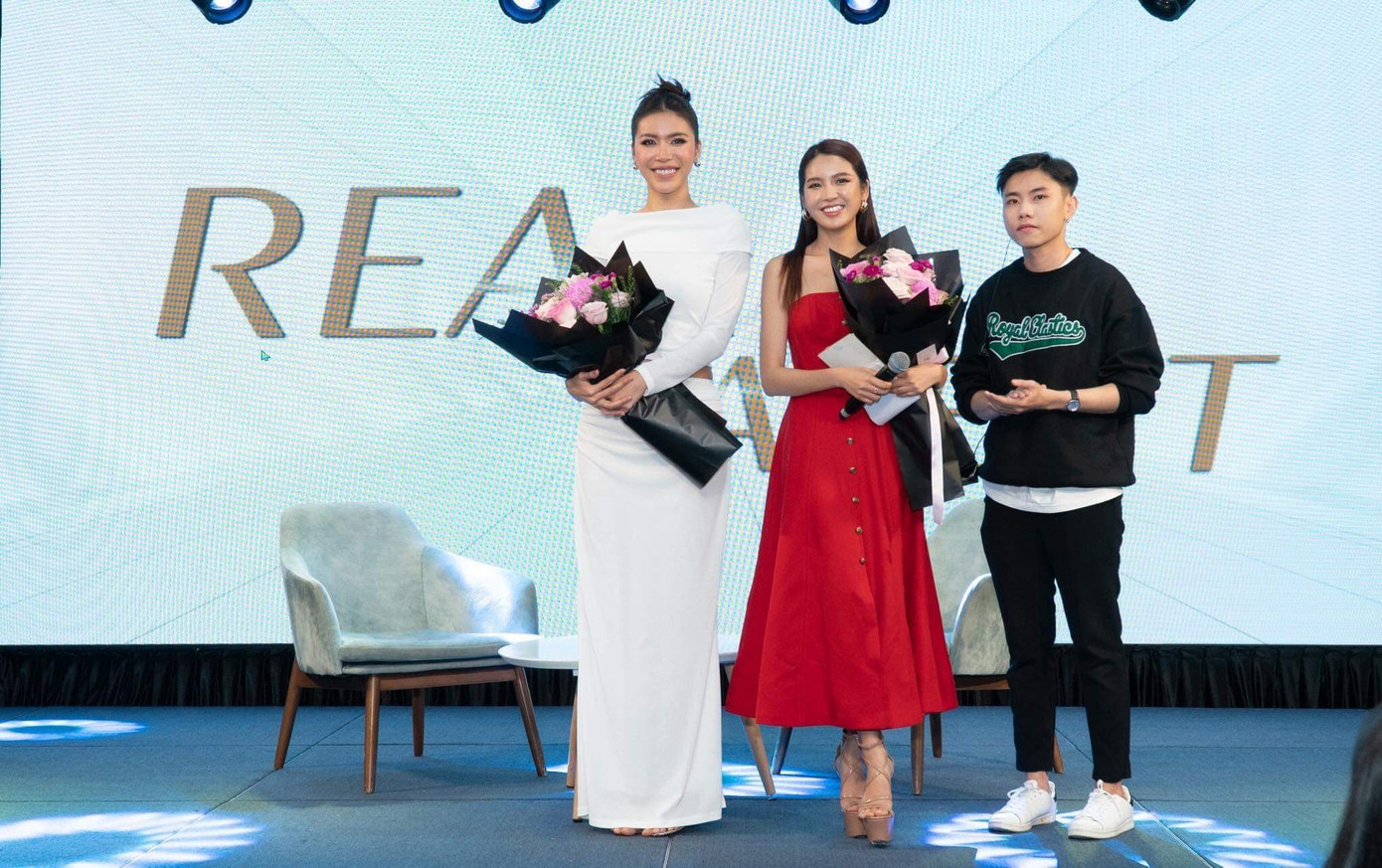 Hồng Lâm luôn nỗ lực hết mình trong công việc. Hồng Lâm luôn nỗ lực hết mình trong công việc.