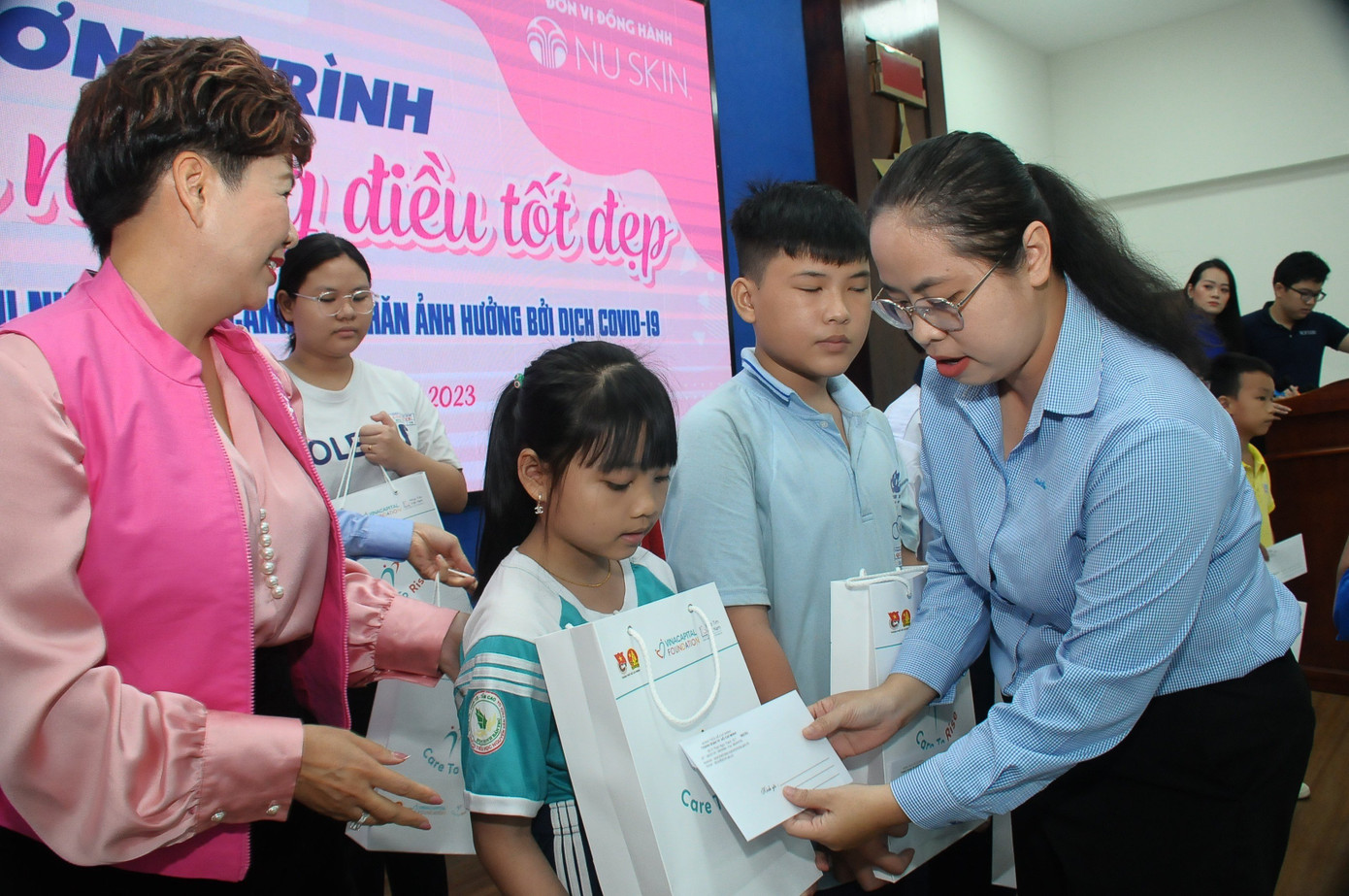 Chị Trịnh Thị Hiền Trân - Phó Bí thư Thành Đoàn, Chủ tịch Hội đồng Đội TP. HCM trao học bổng cho các em học sinh. Chị Trịnh Thị Hiền Trân - Phó Bí thư Thành Đoàn, Chủ tịch Hội đồng Đội TP. HCM trao học bổng cho các em học sinh.