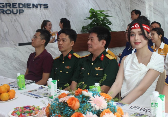 Hoa hậu Việt Nam 2022 Huỳnh Thị Thanh Thủy (bìa phải) sẽ xuất hiện tại chương trình Lễ phát động &apos;Chủ nhật Đỏ&apos; 2024, tại trường ĐH Văn Hiến. (Ảnh: Văn Tiệp)