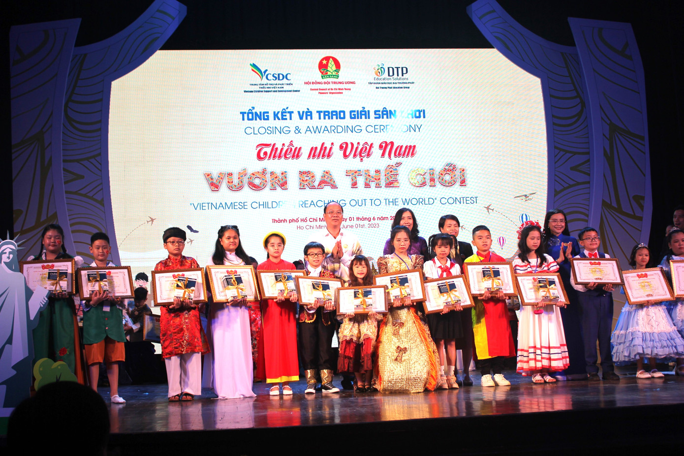 Ban Tổ chức còn trao nhiều giải thưởng tại sân chơi. Ban Tổ chức còn trao nhiều giải thưởng tại sân chơi.